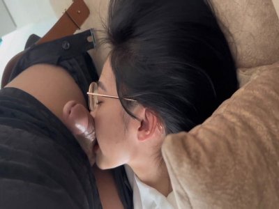 Em sinh viên kính cận mút sướng quá vứt cả kính sang bên